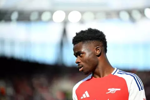 تقارير: ساكا قد يعود لتشكيل أرسنال في مباراة فولهام